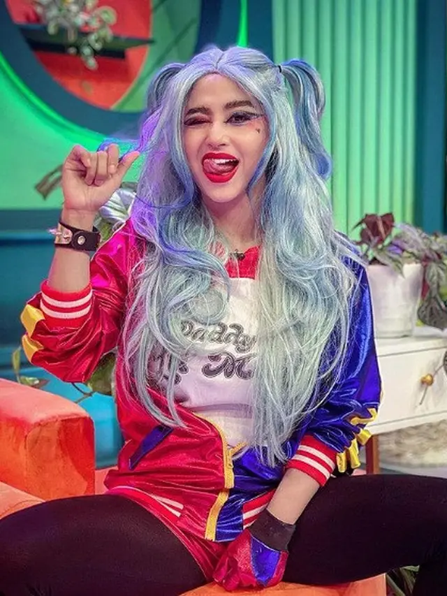 Gaya 6 Selebriti saat Pakai Rambut Palsu, Tampil Beda