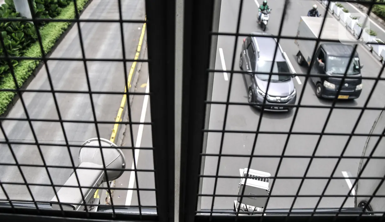 Kendaraan melintas di salah satu titik kamera tilang elektronik atau electronic traffic law enforcement (ETLE) di Jalan Jenderal Sudirman, Jakarta Pusat, Rabu (26/10/2022). Dalam pelaksanaannya, kepolisian sementara ini baru akan menggunakan kamera ETLE statis yang sudah terpasang di 57 titik di Jakarta. (merdeka.com/Iqbal S. Nugroho)