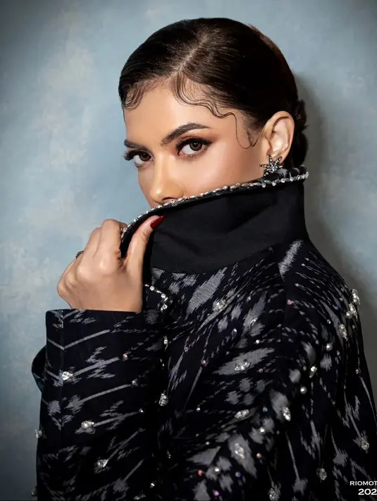 Biasa tampil natural dengan outfit bergaya smart-casual, kali ini jurnalis senior tersebut memancarkan pesona glamor dengan riasannya.