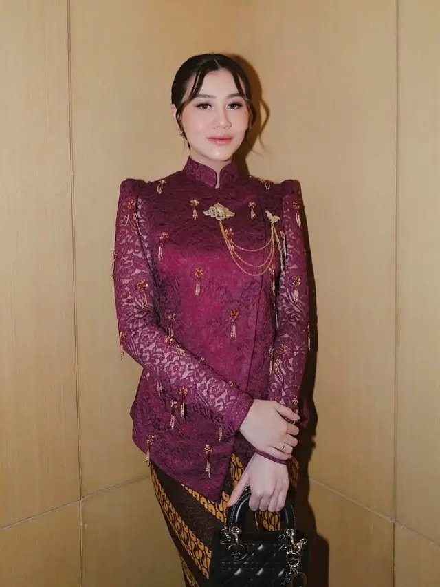 Artis Pakai Gaun Burgundy