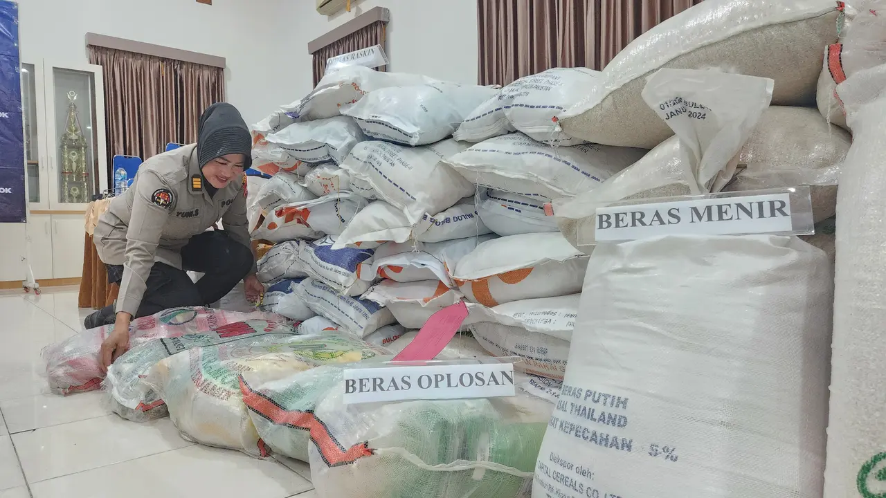 Puluhan karung beras oplosan yang disita Polres Metro Depok pada operasi pasar menjelang Ramadhan 1446 H di wilayah Depok. (Liputan.com/Dicky Agung Prihanto)