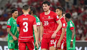 Jay Idzes dan Elkan Baggott dalam pertandingan FIFA Series 2026 Timnas Indonesia melawan Saint Kitts and Nevis di SUGBK, Jakarta, Jumat (27-3-2026). (Bola.com/Abdul Aziz)