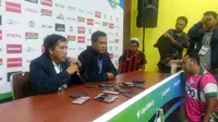 Panpel Arema memberikan keterangan kericuhan di laga Arema vs Persib, Minggu (15/4/2018), di Stadion Kanjuruhan, Malang. (Bola.com/Iwan Setiawan)