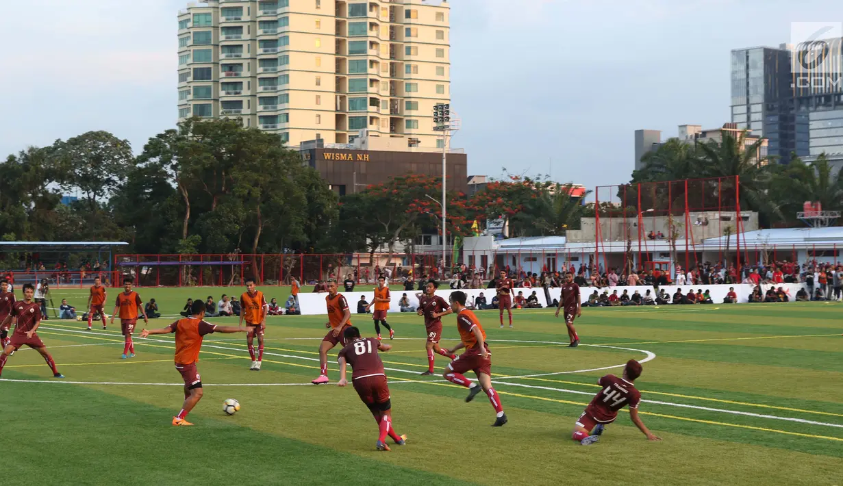 Pemain Persija saat menggelar latihan perdana musim 2019 di Lapangan Wisma Aldiron, Jakarta, Senin (7/1). Dua lapangan dengan material rumput sintetis telah siap digunakan Persija untuk menggelar latihan. (Liputan6.com/Helmi Fithriansyah)