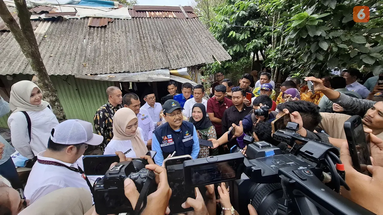 Mensos. Saifullah Yusuf saat mengunjungi rumah calon siswa Sekolah Rakyat di Bandar Lampung. Foto : (Liputan6.com/Ardi).