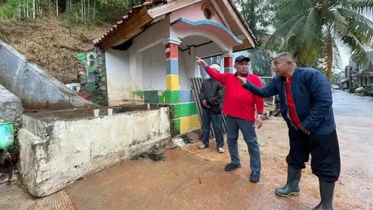 Wali Kota Depok, Mohammad Idris meninjau longsor di Sukmajaya, Kota Depok.