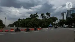 Kendaraan melintas di kawasan Monumen Nasional (Monas), Jakarta, Selasa (11/2/2020). Pemerintah Provinsi DKI Jakarta akan menggelar ajang bertaraf internasional Formula E di kawasan Monas, Jakarta Pusat. (merdeka.com/Imam Buhori)