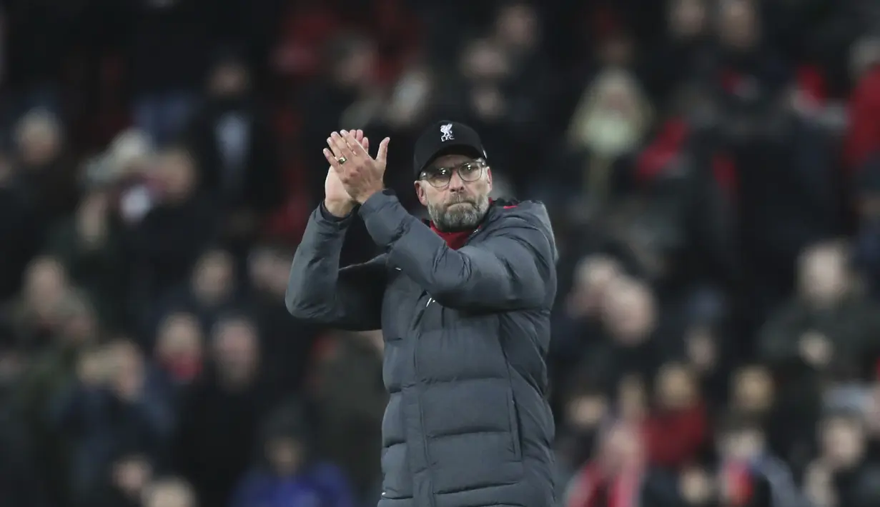 Pelatih Liverpool, Jurgen Klopp bertepuk tangan merayakan kemenangan timnya usai pertandingan melawan Everton pada Liga Inggris di Stadion Anfield, Rabu (4/12/2019). Liverpool menang telak 5-2 atas Everton. (AP Photo/Jon Super)