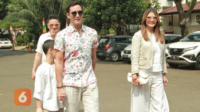 [Bintang] Tamara Blezynski dan Mike Lewis di Pernikahan Kimberly Ryder
