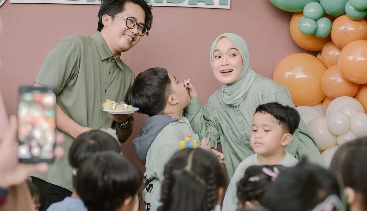 Meski tak lagi berstatus sebagai suami istri, keduanya tetap kompak menjalankan peran sebagai orangtua untuk buah hati mereka. (Foto: Instagram/ ririe_fairus)