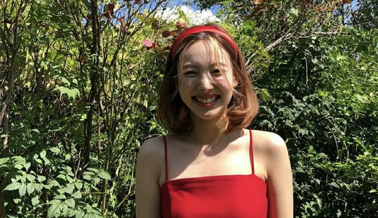 Rambut pendek bob juga membuatmu tampil lebih muda, dengan warna rambut cokelat sedikit blonde seperti Nayeon. Tambahkan aksesori banda agar lebih menarik. Instagram @twicetagram