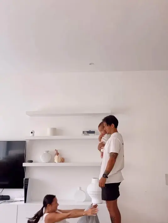 Tidak hanya berdua, sesekali pasangan ini juga sambil membawa anaknya paling kecil. Momen Jenifer dari tiduran langsung bangun tanpa menyentuh sang suami. Setiap menyelesaikan tantangan, pasangan ini begitu mesra dan terus berciuman. [Instagram/jenniferbachdim]