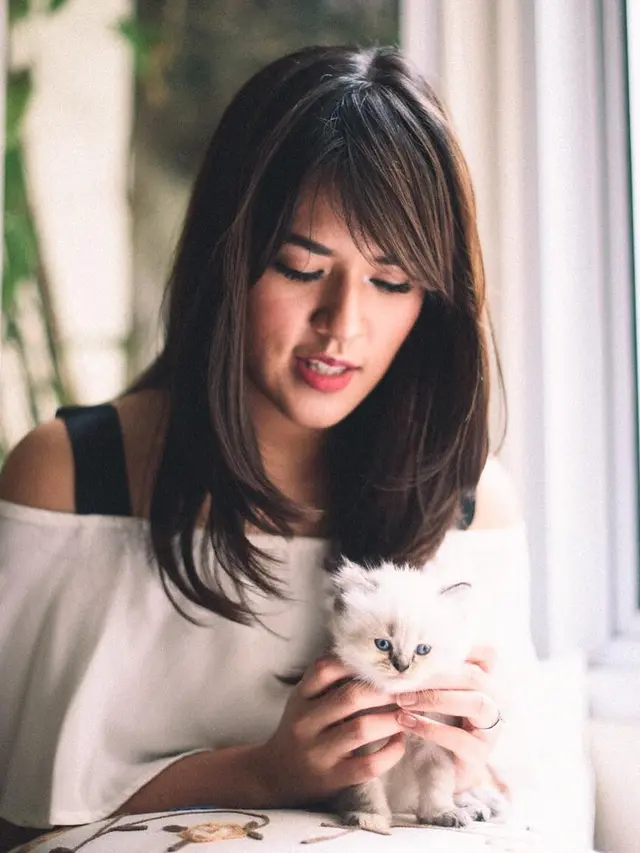 7 Gaya Penampilan Raisa dengan Poni Pendeknya, Bak ABG