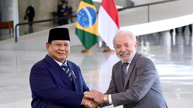Presiden Prabowo Subianto (kiri) dan Presiden Brasil Luiz Inácio Lula da Silva (Muchlis Jr - Biro Pers Sekretariat Presiden)
