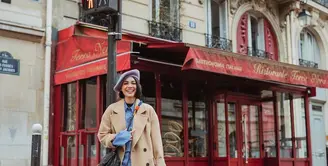 Andien memulai liburannya dengan outfit bergaya Parisian di depan restoran Gabriel, Emily in Paris [instagram/andienaisyah]