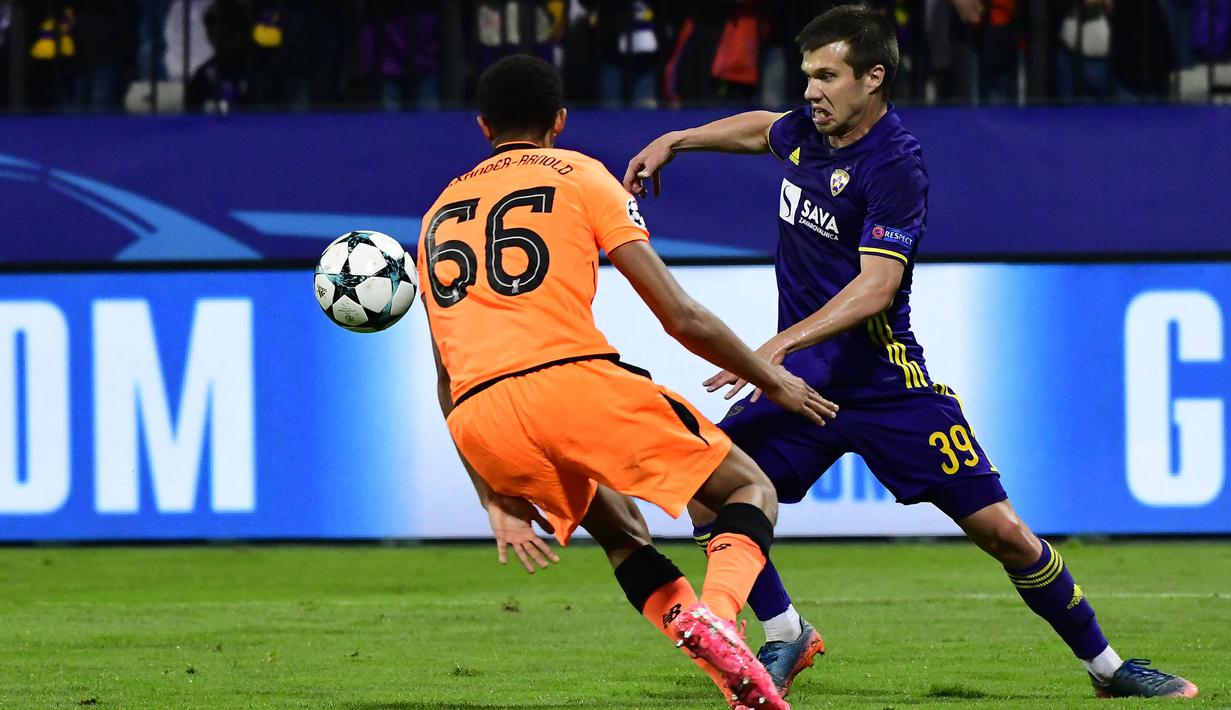 Gelandang Maribor, Damjan Bohar, berusaha melewati bek Liverpool, Trent Alexander-Arnold, pada laga Liga Champions di Stadion Ljudski Vrt, Maribor, Selasa (17/10/2017). Maribor kalah 0-7 dari Liverpool. (AFP/Jure Makovec)
