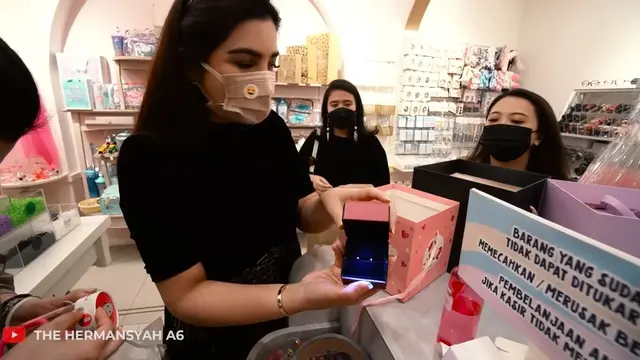 Cucu Pertama Lahir, Ini 6 Potret Ashanty Beri Hadiah Perhiasan Mewah untuk Baby A