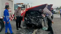 Petugas Patroli Jalan Raya Polda Riau mengecek kondisi mobil yang mengalami kecelakaan di Tol Pekanbaru. (Liputan6.com/M Syukur)