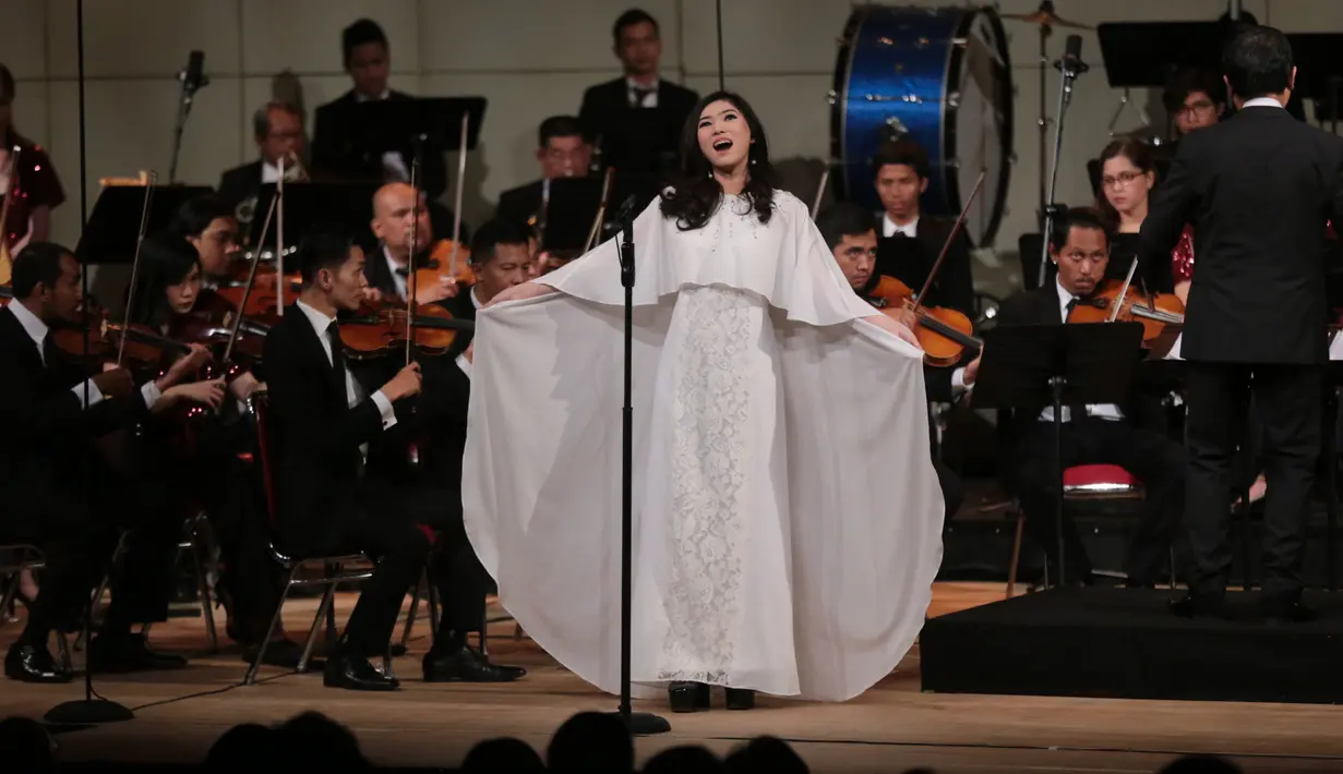 Penampilan luar biasa ditunjukkan oleh penyanyi solo wanita Isyana Sarasvati. Dalam acara konser Invitation to The Dance, ia didaulat membawakan lagu klasik. Selain itu, juga berkolaborasi dengan Avip Priatna dan Jonathan Kuo. (Adrian Putra/Bintang.com)