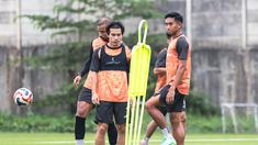 Rizky Ridho (kanan) dan Ryo Matsumura (tengah) tampak serius dalam sesi latihan Persija Jakarta yang diadakan di Persija Training Ground, Depok, pada Senin (2/2/2026) sore WIB sebagai persiapan untuk melawan Arema FC. (Bola.com/Nur Iman Ali)