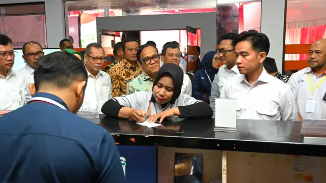 Wapres Gibran Rakabuming Raka meninjau penyaluran Bantuan Subsidi Upah (BSU) di Kantor Pos Boyolali, Jumat (18/7/2025).