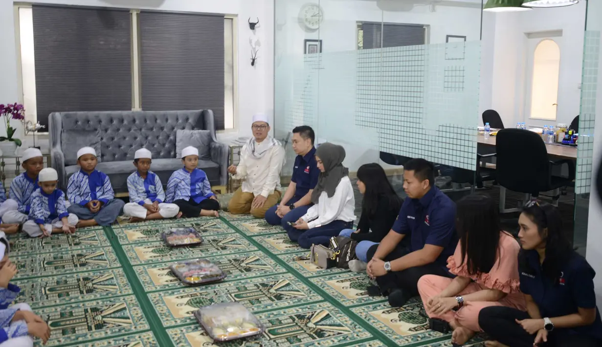 Acara syukuran ini merupakan inisiatif dari Vanessa Angel dan pengacaranya, Milano Lubis. Pada acar tersebut Vanessa terlihat begitu kalem mengikuti acara syukuran hingga selesai. Vanessa berharap bisa menjadi pribadi yang baik lagi kedepannya. (KapanLagi.com/Bayu Herdianto)
