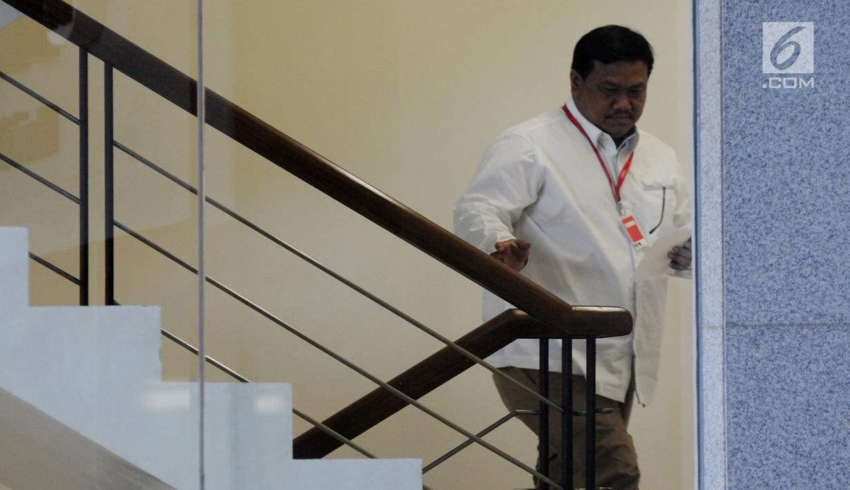 Bupati Labuhanbatu Utara Khairuddin Syah Sitorus menaiki tangga bersiap menjalani pemeriksaan di gedung KPK, Jakarta, Senin (20/8 Khaerudin Sitorus diperiksa terkait suap APBN-P tahun 2018. (Merdeka.com/Dwi Narwoko)
