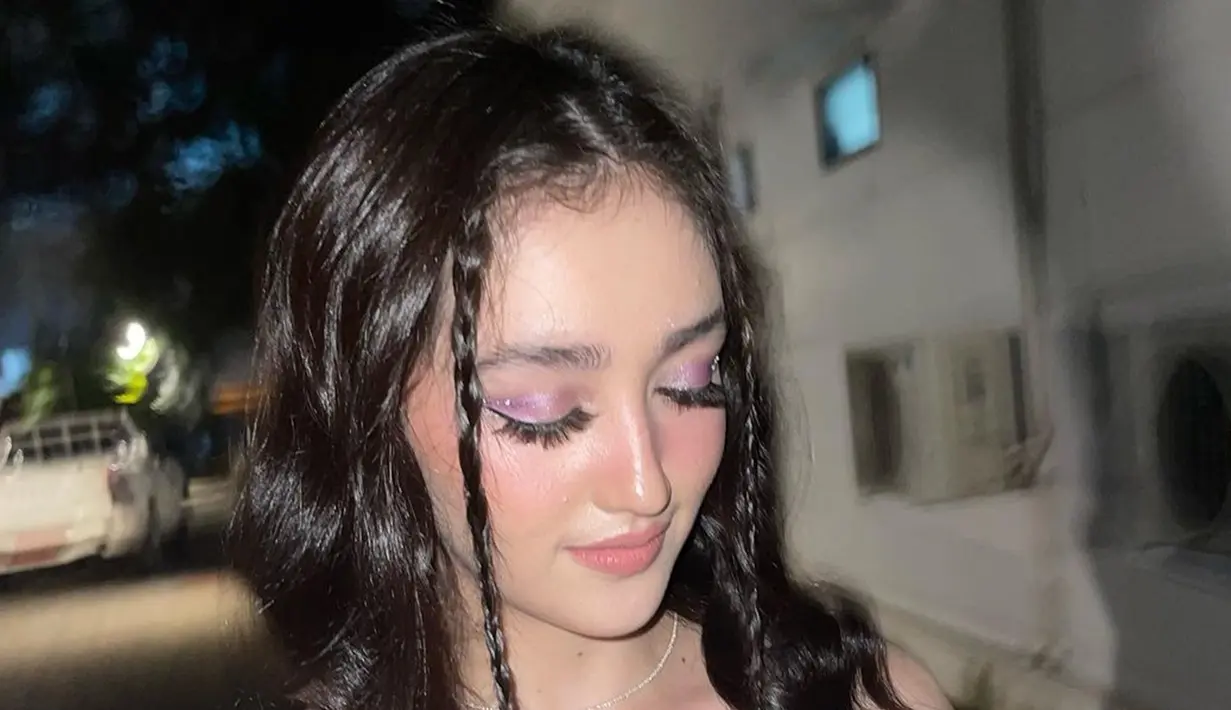 Ranty Maria bersama teman-temannya ikut hadir menyaksikan penampilan para musisi dari Indonesia dan berbagai negara lain di konser tersebut. Gadis berdarah Minahasa-Korea ini makin dewasa dengan baju serba hitam dan makeup cetarnya. Ia memakai eyeshadow warna ungu dan bulu mata yang lebih besar. (Liputan6.com/IG/@rantymaria)