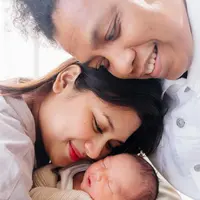 Indah Permatasari akhirnya tunjukkan wajah anaknya dengan Arie Kriting. [Foto: Instagram/indahpermatas]