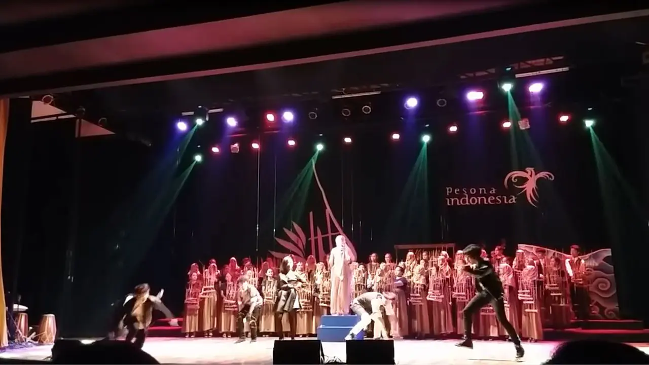 [Bintang] Keren, Siswa SMA di Bandung Bawakan Lagu K-Pop Pakai Angklung