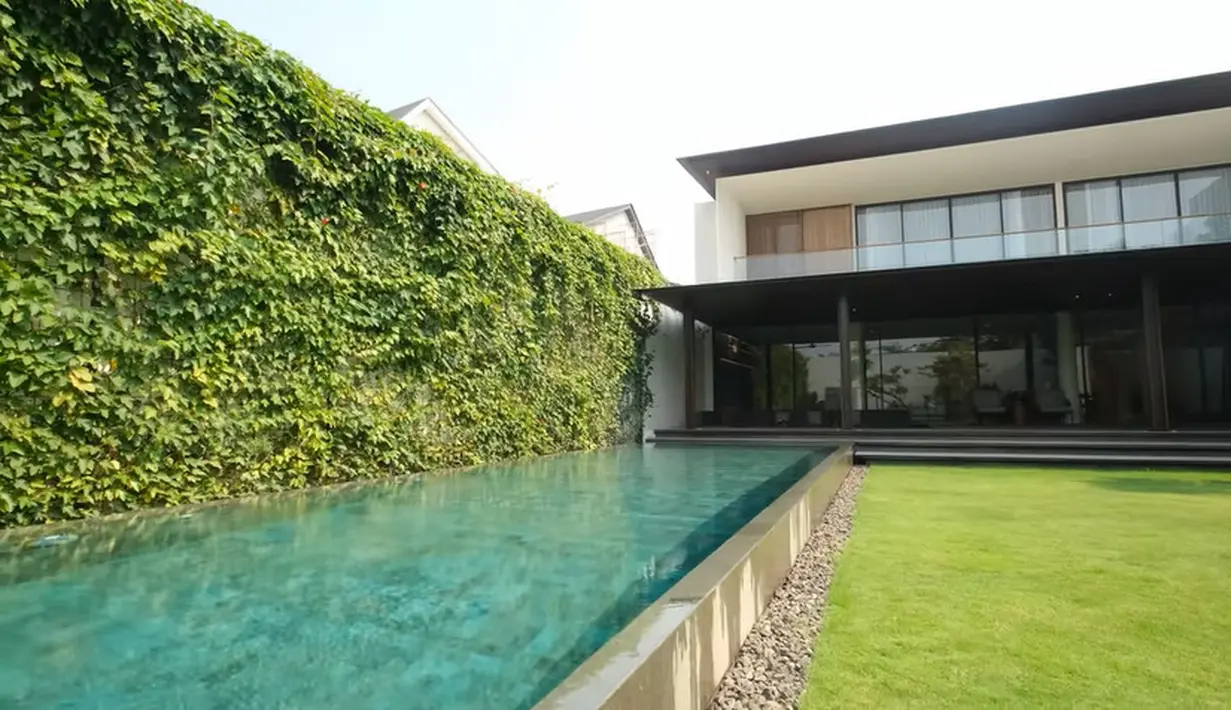 Kolam renang sangat panjang dengan ukuran 17 x 4 m.  Menurut Rezky, lantainya juga menggunakan batu nuansa biru yang didatangkan dari Sukabumi. Sedangkan kedalaman, dari 50 cm sampai 1,4 m. [Youtube/CikyCitraRezky]