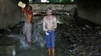 Dua laki-laki mandi di bawah sebuah jembatan di daerah kumuh di Kalkuta, India (26/5/2016). Kalkuta adalah salah satu kota pelabuhan penting di India yang merupakan ibu kota Benggala Barat. (REUTERS/Rupak De Chowdhuri)