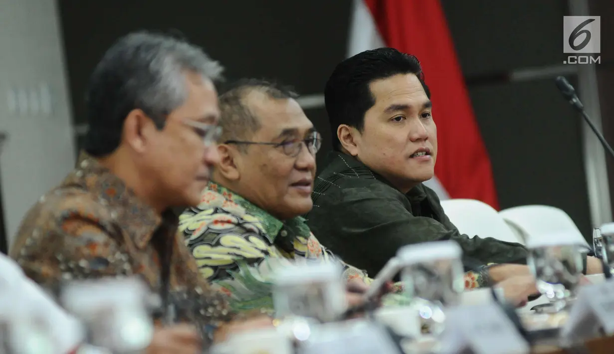 Ketua KOI, Erick Thohir (kanan) jelang mengikuti rapat evaluasi SEA Games 2017 dan progres persiapan Asian Games 2018 di Jakarta, Senin (2/10). Rapat berlangsung di kantor Kemenko PMK dan dipimpin Puan Maharani. (Liputan6.com/Helmi Fithriansyah)