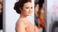 Pacar Demi Lovato kemudian berkicau, "MOHON PERHATIAN SEMUANYA!! Twitter saya dibajak… Harap sebarkan kabar ini."