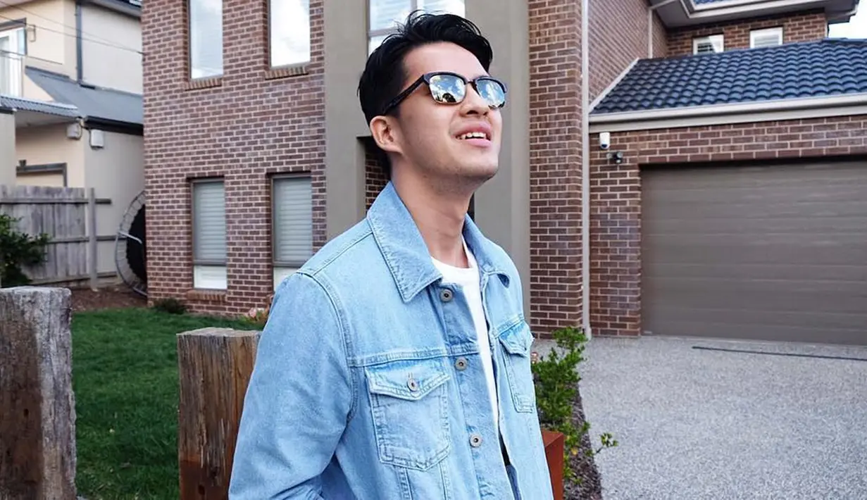 Penyanyi sekaligus aktor ini dikenal luas oleh masyarakat setelah bergabung dengan grup musik SMASH pada 2010 silam. Selain karier Morgan, penampilan kesehariannya juga kerap curi perhatian. Apalagi ia kerap tampil simpel dengan gaya kasual. (Liputan6.com/IG/@morganoey)