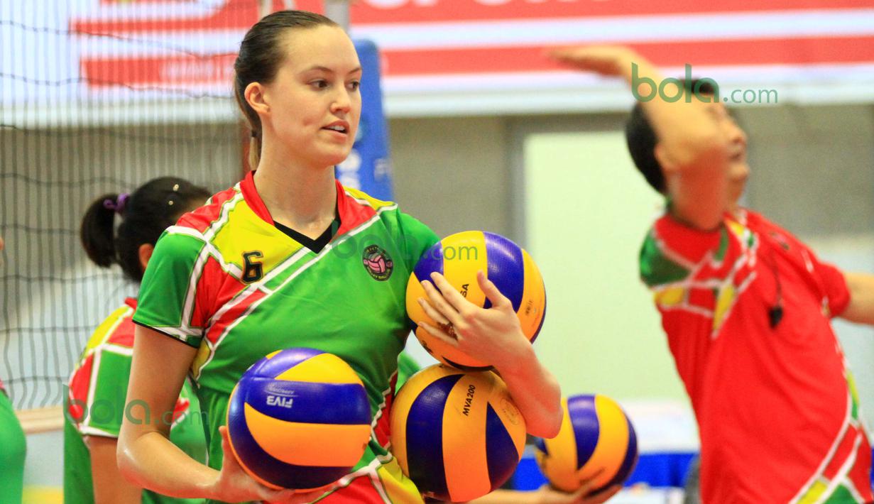 Alaina Bergsma, memegang saat berlatih bersama tim putri Gresik Petrokimia di Gor Ken Arok, Malang, Sabtu (20/2/2016). (Bola.com / Nicklas Hanoatubun)