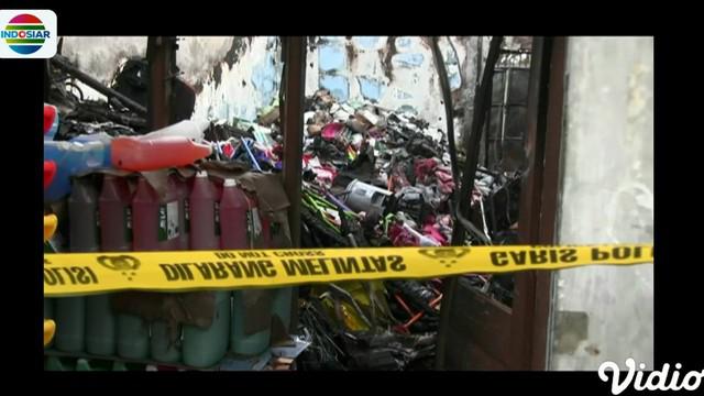 Salah seorang korban kebakaran berusaha menerobos garis polisi guna mengais barang-barang yang masih bisa terselamatkan.
