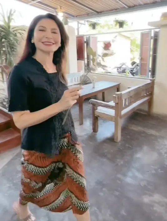 <p>Tak hanya sekali, setiap berada di resto miliknya, Tamara selalu mengenakan berbagai model kebaya. Seperti kebaya kutu baru warna hitam dipadukan kain lilit cokelatnya.&nbsp;@tamarableszynskiofficial</p>