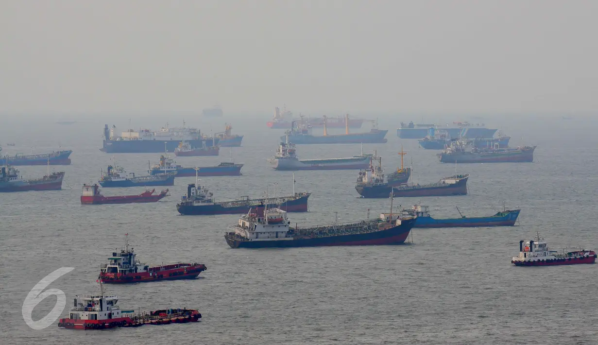 Suasana bongkar muat di Jakarta International Contener Terminal (JICT),Tanjung Priok, Jakarta, Selasa (15/9/2015). Nilai ekspor Indonesia Agustus 2015 mencapai US$12,70 M atau meningkat 10,79 persen dibanding ekspor Juli 2015. (Liputan6.com/Angga Yuniar)