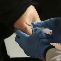 Ilustrasi suntik vaksin campak (AP/Seth Wenig)