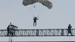 Puncak peringatan HUT ke-80 TNI di lapangan Monumen Nasional (Monas), Jakarta, Minggu (5/10/2025) dimeriahkan dengan beragam atraksi dan simulasi tempur. (merdeka.com/Arie Basuki)