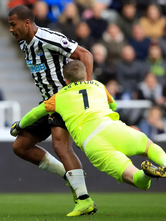 Kiper Everton Jordan Pickford menjatuhkan pemain Newcastle United Salomon Rondon yang mengakibatkan penalti dalam lanjutan Liga Inggris pekan ke-30 di St James 'Park, Newcastle, Inggris, Sabtu (9/3). (Owen Humphreys/PA via AP)