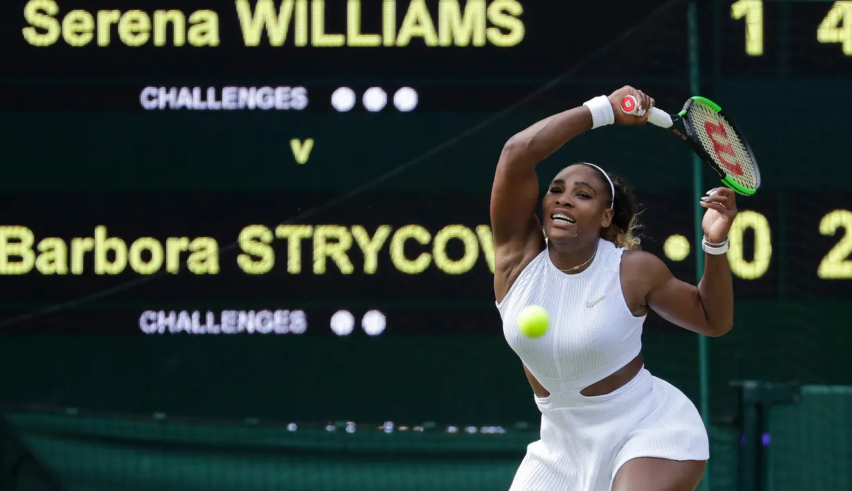 Petenis AS, Serena Williams mengembalikan bola ke arah petenis Republik Ceko, Barbora Strycova pada babak semifinal Grand Slam Wimbledon di All England Lawn Tennis Club, Kamis (11/7/2019). Serena Williams menang dua set langsung dengan skor 6-1, 6-2, dalam laga berdurasi 59 menit. (AP/Ben Curtis)