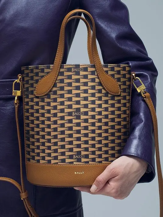 Untuk perempuan, 8 Hours bucket bag akan menjadi tas yang sempurna diandalkan sehari-hari.  [Foto: Instagram/ Bally]
