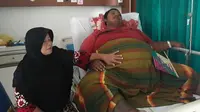 Yudi Hermanto yang berbobot 310 kg didampingi ibunya, Siti Jaenah, ketika masih menjalani perawatan di RSUD Karawang, Jawa Barat. (Foto: Aef Saepullah/Pasundan Ekspres/JawaPos.com)