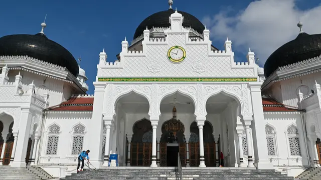 Sambut Ramadhan, Masjid Raya Baiturrahman di Banda Aceh Dibersihkan