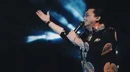 Di tahun 1995, pria kelahiran Surakarta 52 tahun silam ini semakin menunjukkan ciri khas pada setiap penampilannya. Pada tahun tersebut, Didi mengeluarkan album 'Malam Mingguan'. Tampilan Didi pun semakin terbangun dengan adat Jawanya yang khas. (Liputan6.com/IG/@didikempot_official)