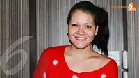 Ketika Si Tomboy Melanie Subono Disuruh Pakai Bulu Mata Palsu