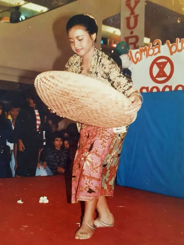 7 Potret Lawas Denada Ini Buktikan Penampilannya yang Tetap Awet Muda