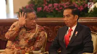 Presiden Joko Widodo berbincang dengan Menteri Perekoniman, Darmin Nastion saat rapat kerja Kementerian Perdagangan (Kemendag) 2018 di Istana Negara, Jakarta, Rabu (31/1). (Liputan6.com/Angga Yuniar)